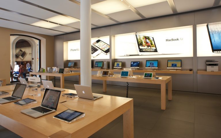 Apple Store’a gitti, sakat kaldı!