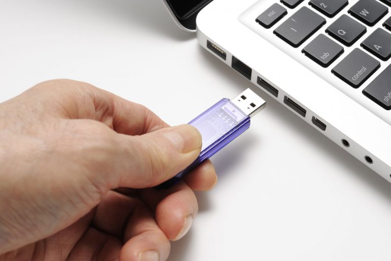 Yolda bulduğu USB bellekten gizli belgeler çıktı!