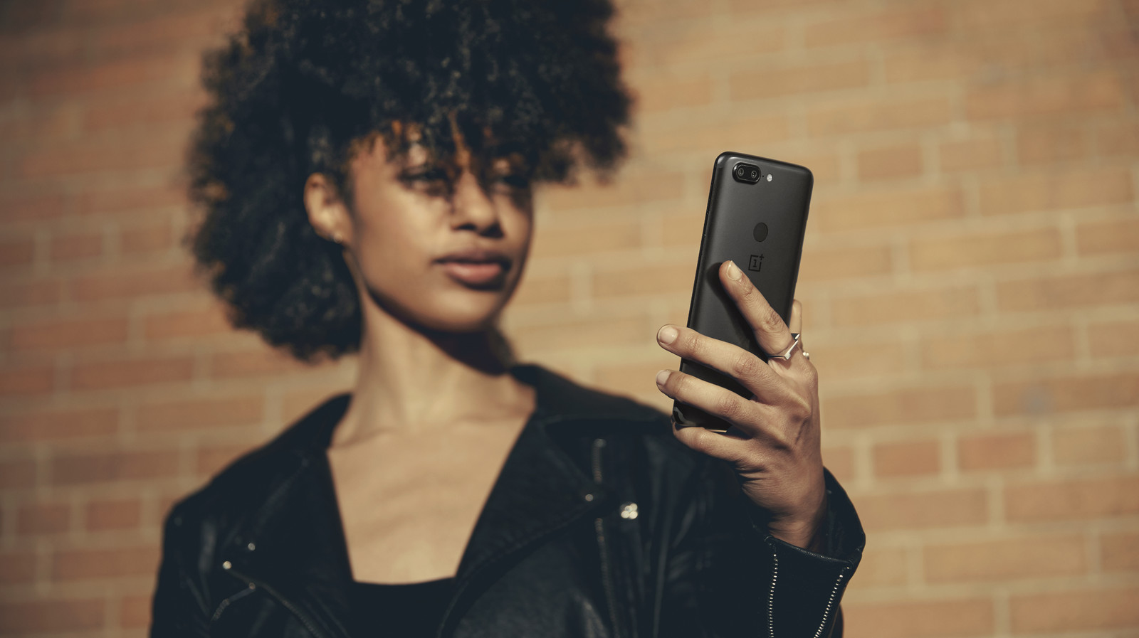 OnePlus 5T sizi iPhone X’dan hızlı tanıyor!