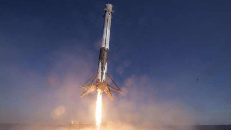 SpaceX roket motoru test sırasında infilak etti!