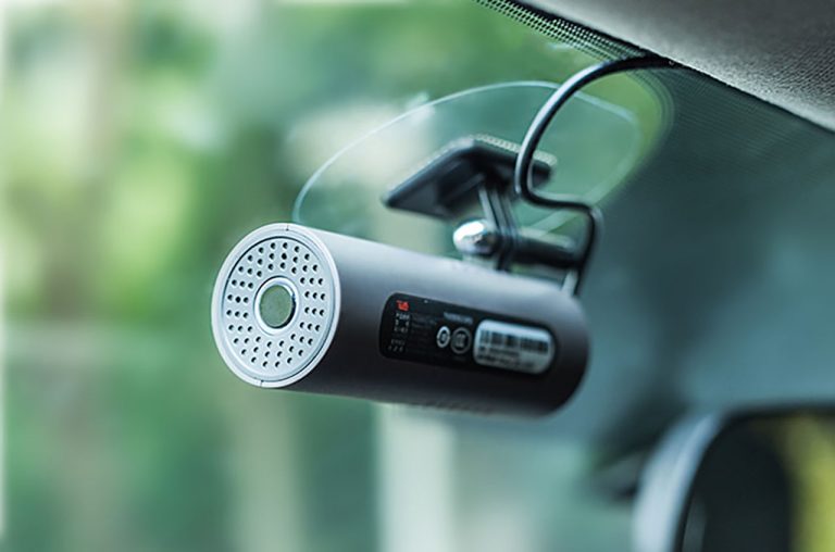 Ses ile kontrol edilebilen araç içi kamera