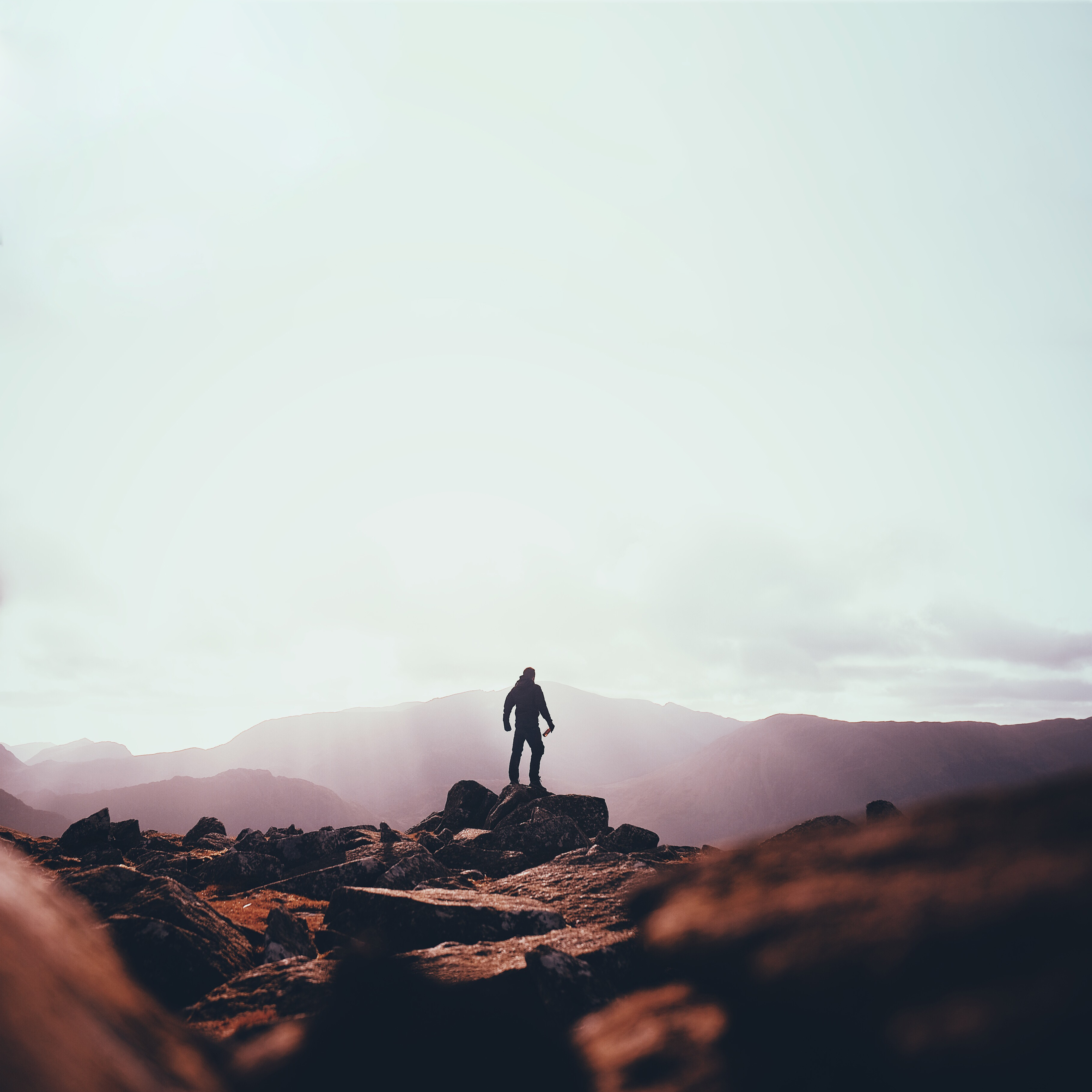 Человеческая личность природа. Интерстеллар обои. Thomas James White. Man standing on a Rock Ledge photo. The man standing on the Rock.