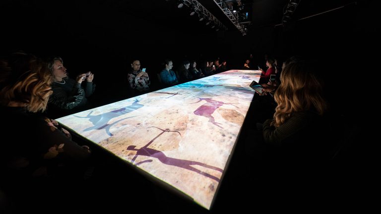 Tanıtım için yemek masasını kullandılar!