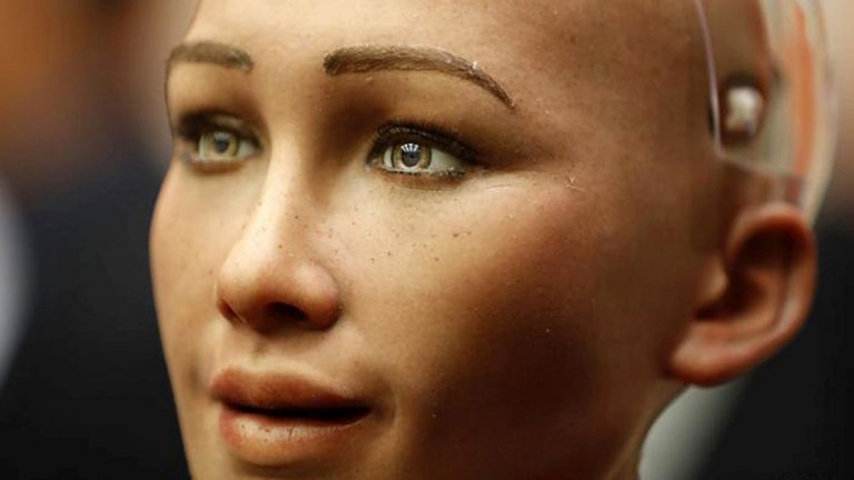 İlk robot vatandaş Sophia Türkiye’ye geliyor!