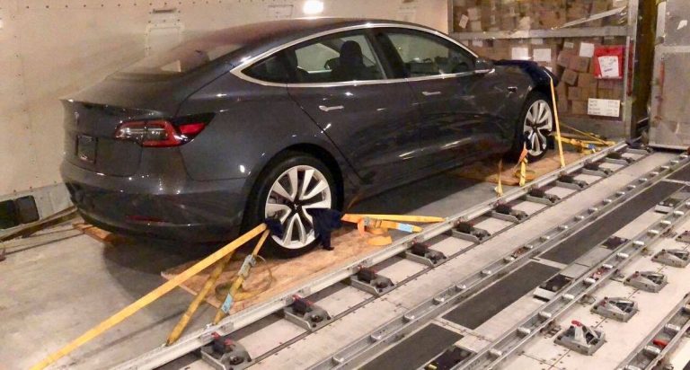 Tesla Model 3 DHL kargo