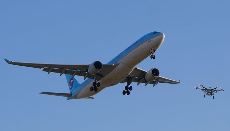 Yolcu uçağı ve drone