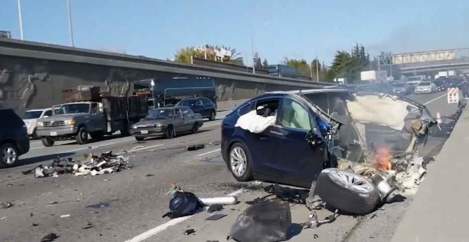 Tesla Model X yanarak kül oldu!