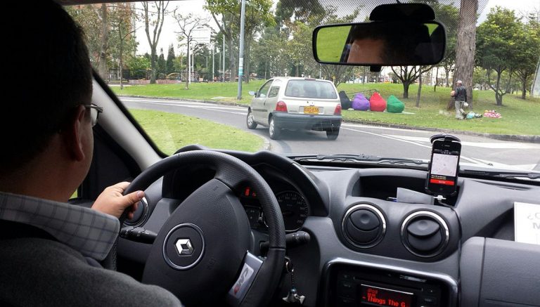 Uber aracına saldırı