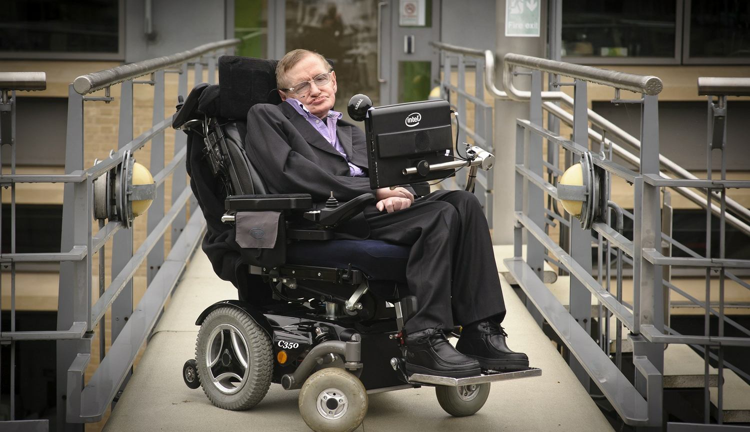 Stephen Hawking hayatını kaybetti!