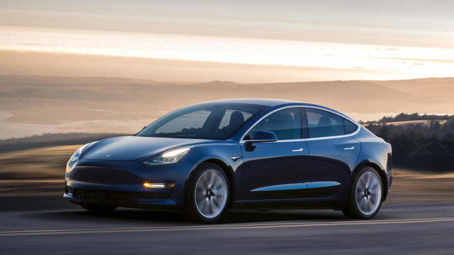 Çift motorlu Tesla Model 3 siparişe açılıyor!