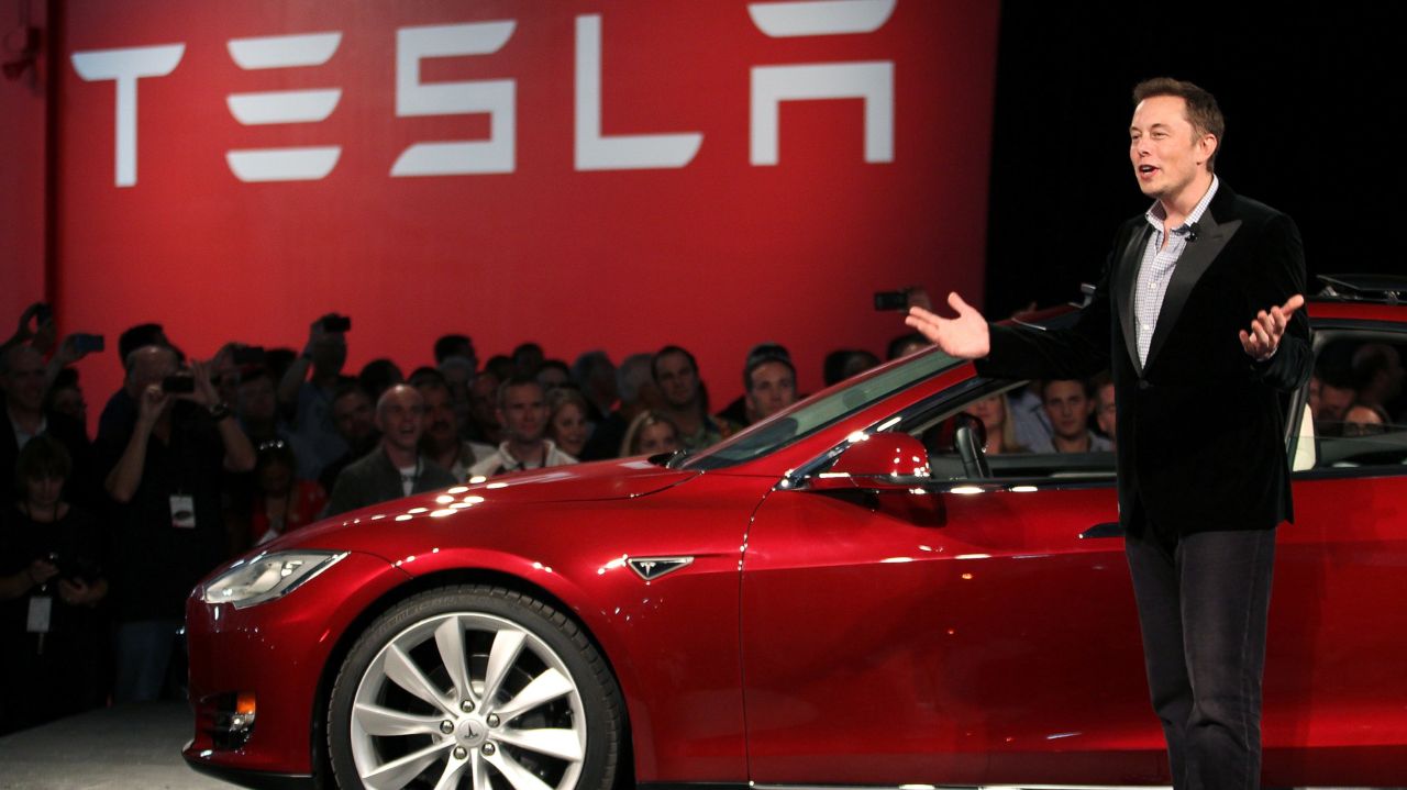 Elon Musk Tesla Motors’tan kovuluyor mu?