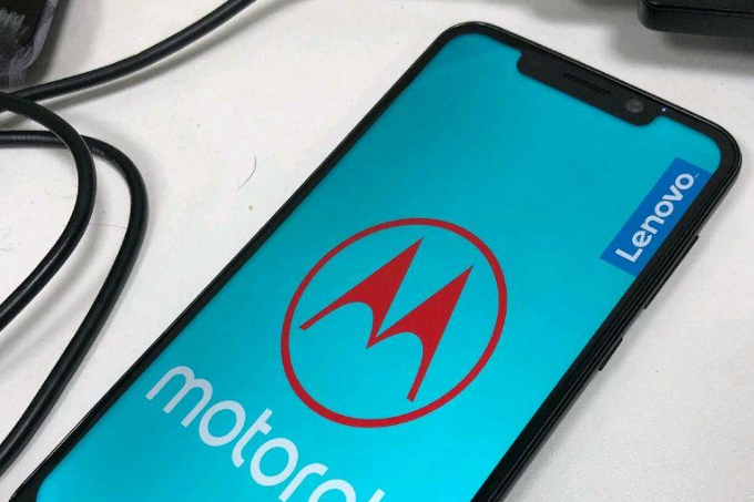 Motorola One ortaya çıktı!