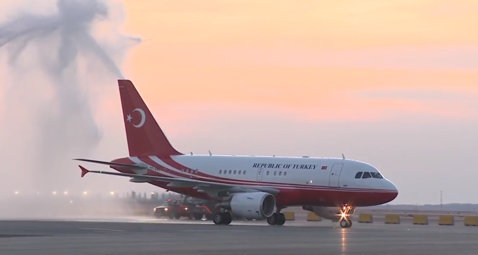 İstanbul’da tarihi gün: Yeni havalimanına ilk uçak indi!