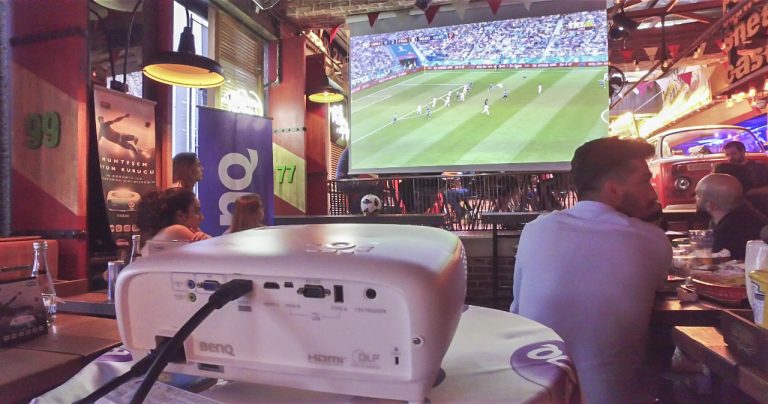 Dünya Kupası maçını dev ekrandan izlediler!