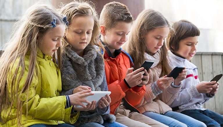 Fransa okulda akıllı telefon kullanımını yasakladı!