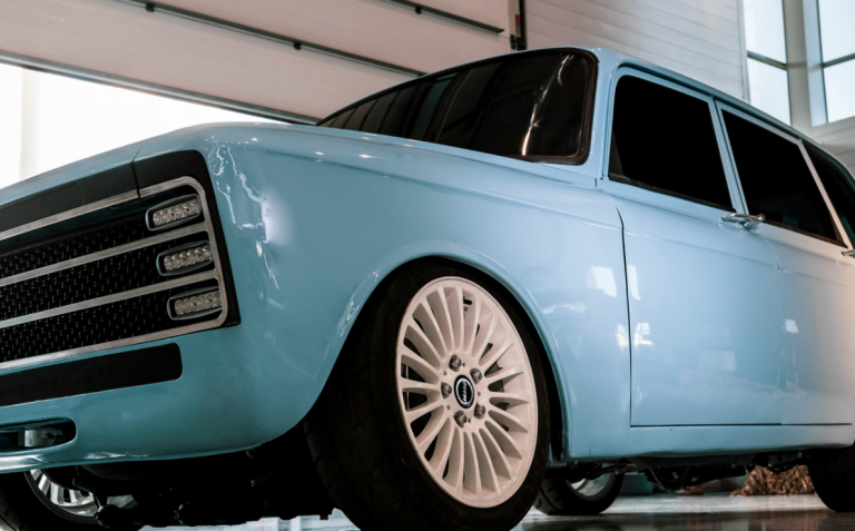 AK-47 mucidi, yeni otomobili ile Tesla’yı hedef alıyor