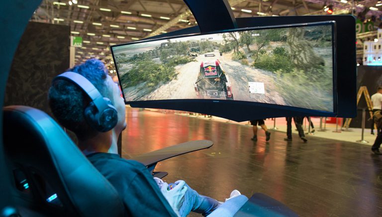 Samsung’dan uygun fiyatlı kavisli oyuncu monitörü!