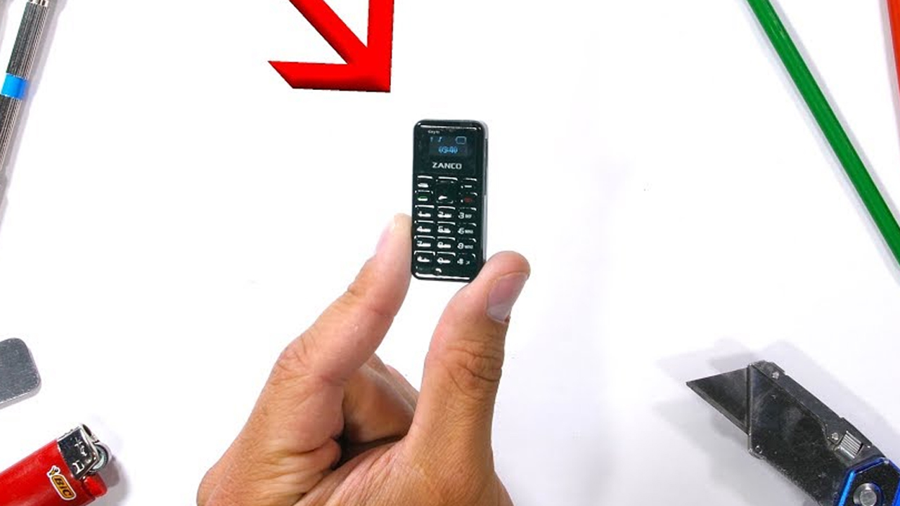 Dünyanın en küçük telefonu dayanıklılık testinde!