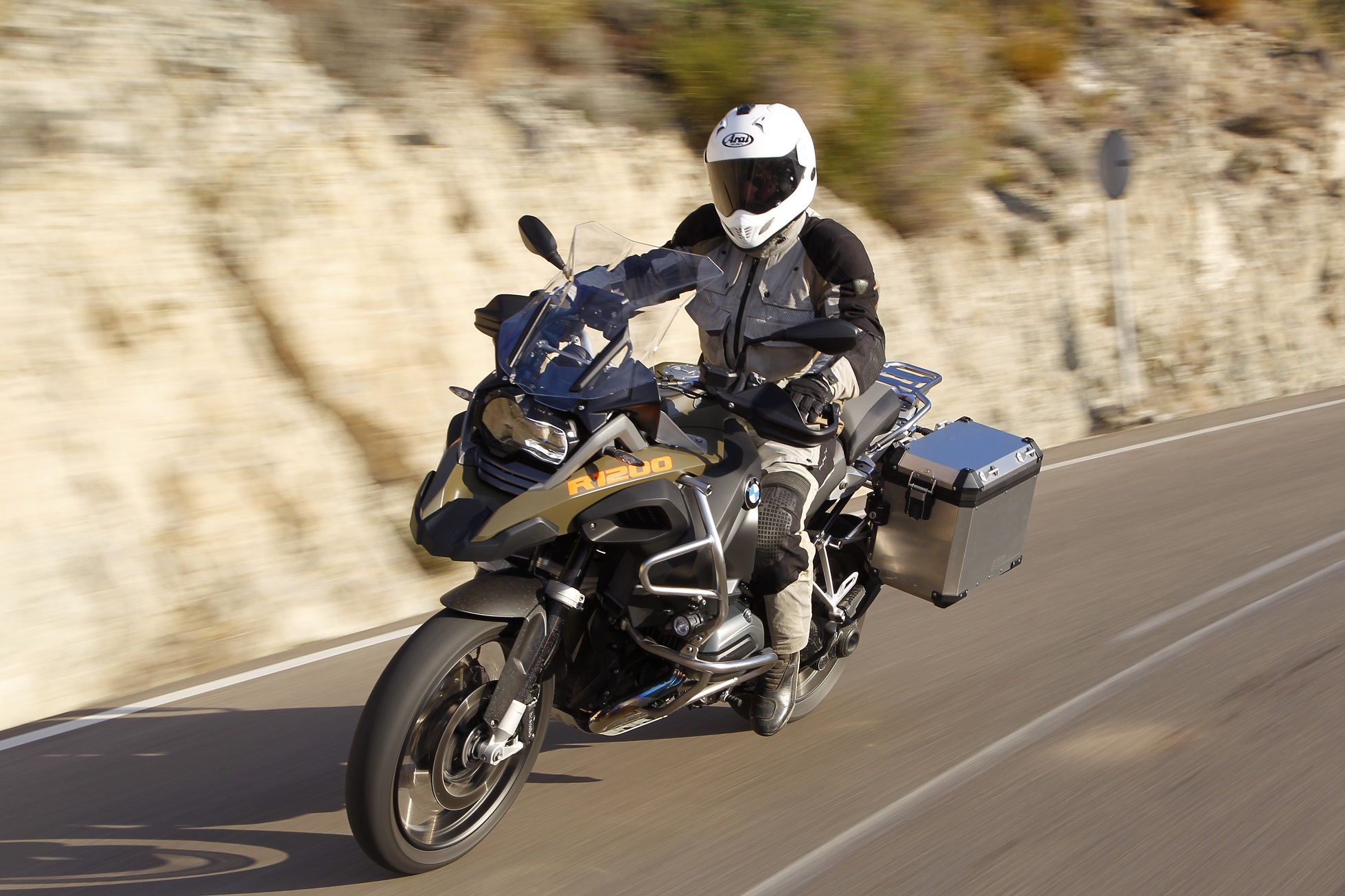 BMW, sürücüsüz motosiklet teknolojisini tanıttı!