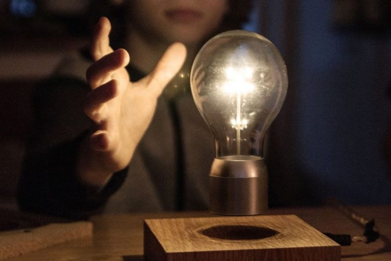 Havada asılı duran ampulü inceledik!