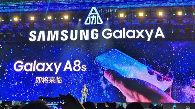 Galaxy A8s ekrana gömülü kamera