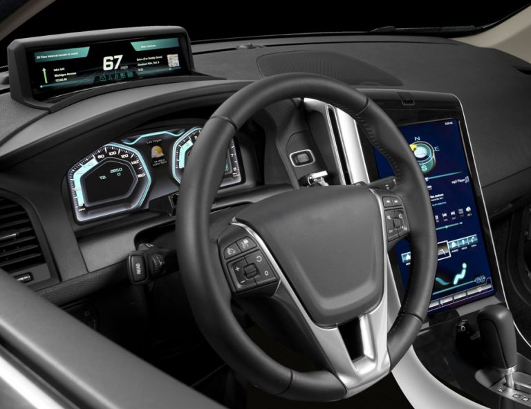 Dünyanın ilk kavisli gösterge paneli yollara çıkıyor!