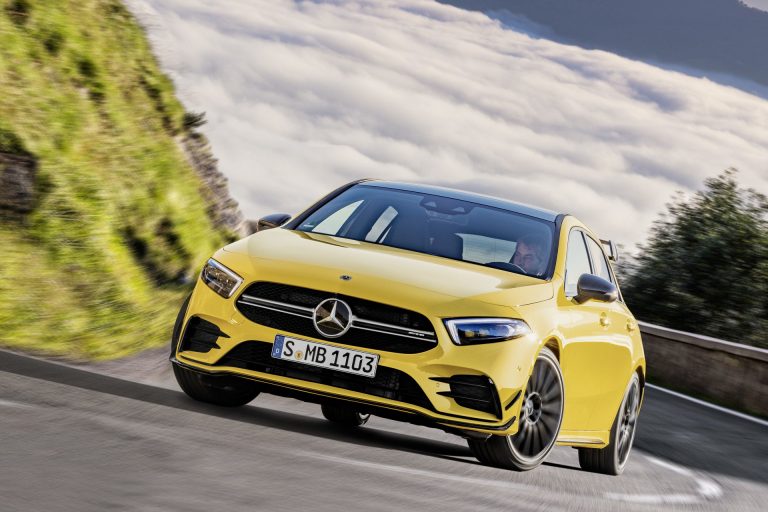 Mercedes-AMG A45 drift modu ile görenleri büyüledi!