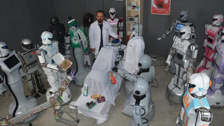 Sahneden düşen robota etli ekmekli hasta ziyareti!