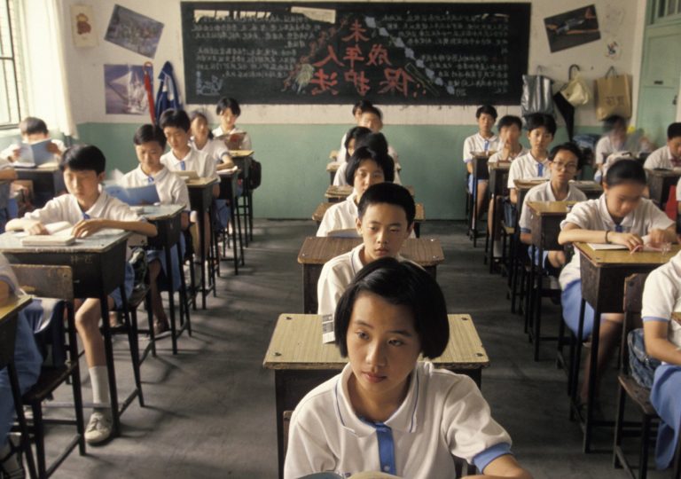 Çin’den öğrencilere çipli takip!