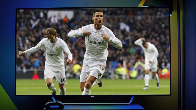 Televizyonu olduğundan büyük gösteren Philips P5!