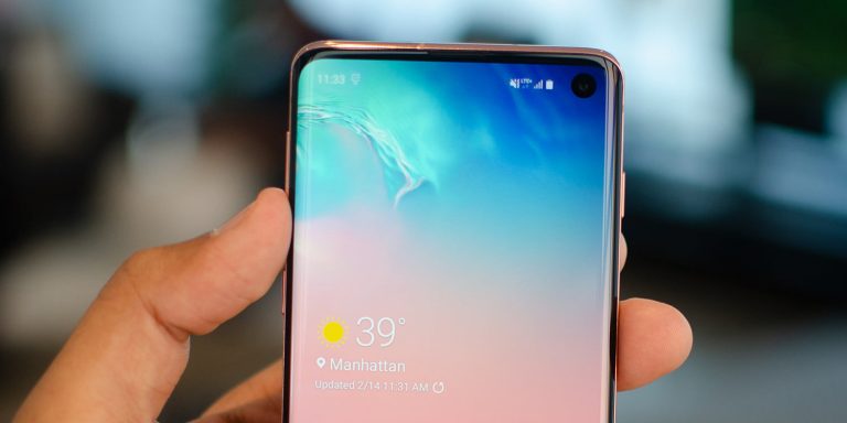 Galaxy S10 beyaz ışık ile kullanıcıları korkuttu!