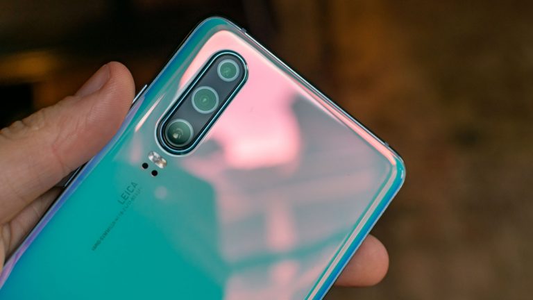 Huawei P30 kablosuz şarj kılıfı tanıtıldı!