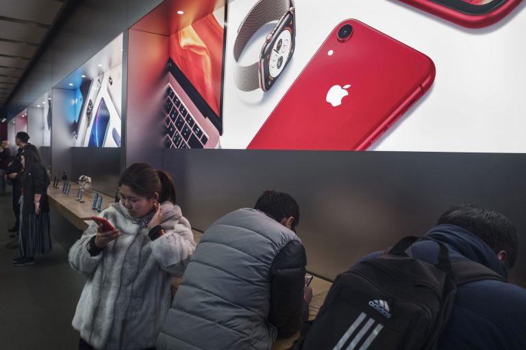 Apple, iki öğrenci tarafından dolandırıldı!