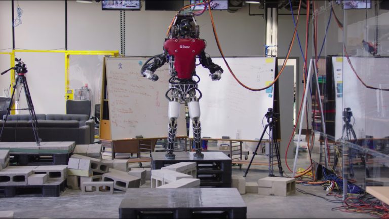 En dengeli insansı robot görüntülendi