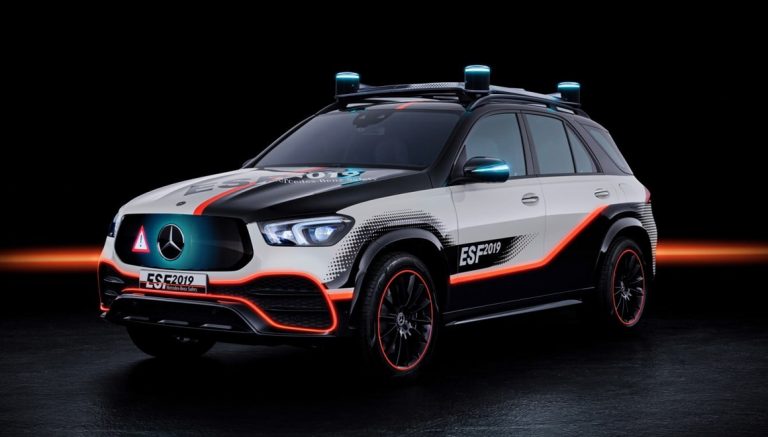 Mercedes’den kaza sırasında tasarımı değişen araç!