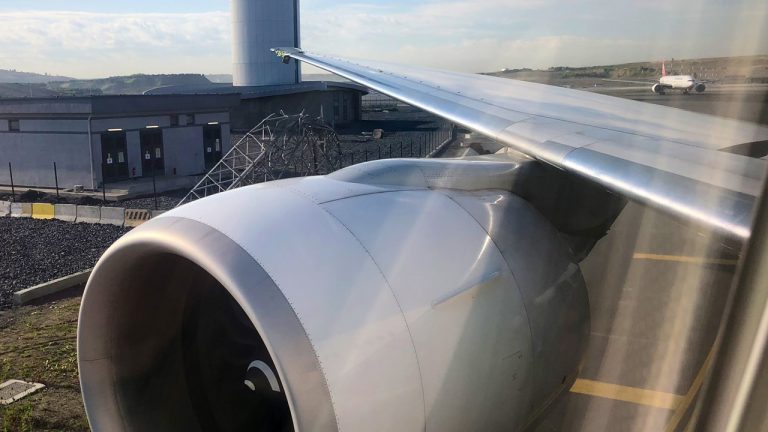 THY uçağı kalkış öncesinde direğe çarptı!