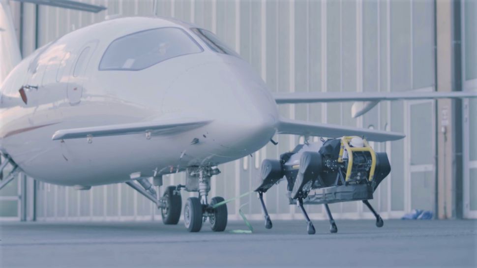 uçak çeken robot köpek HyQReal