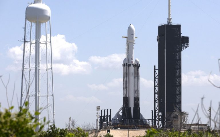 Falcon Heavy canlı yayın akışında uzaya çıkacak