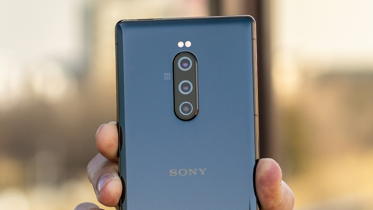Sony üç arka kameralı telefon için kolları sıvadı!