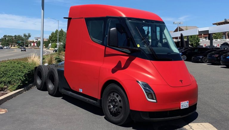 Fabrikadan çıkan Tesla Semi ilk kez görüntülendi