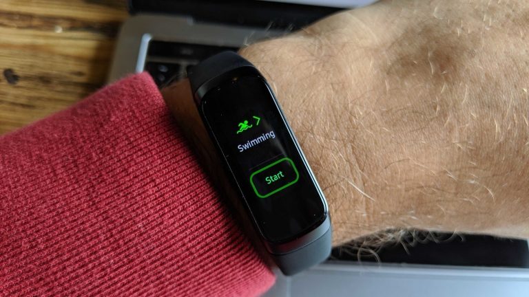 Xiaomi Mi Band 4 ve Galaxy Fit e karşı karşıya