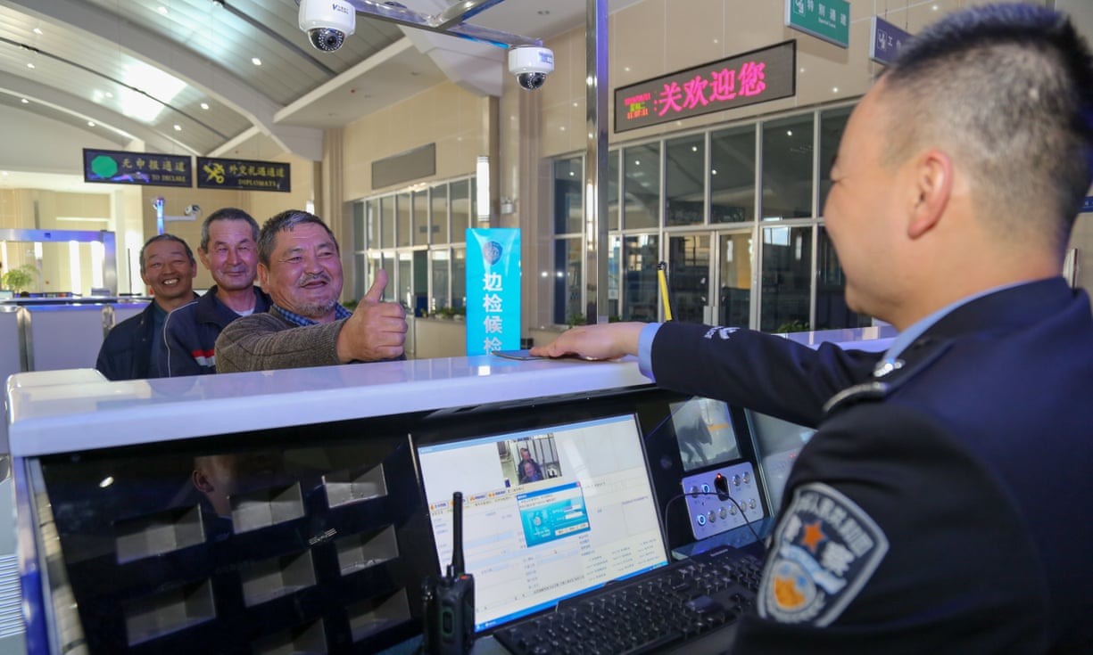 Çin sınır polisi, telefonlara uygulama kuruyor