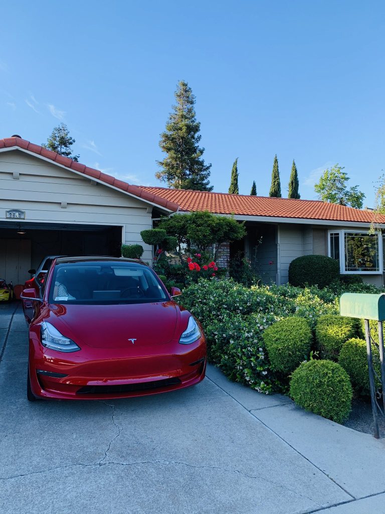 Bir Türk, Tesla Model 3’ünü el değmeden teslim aldı