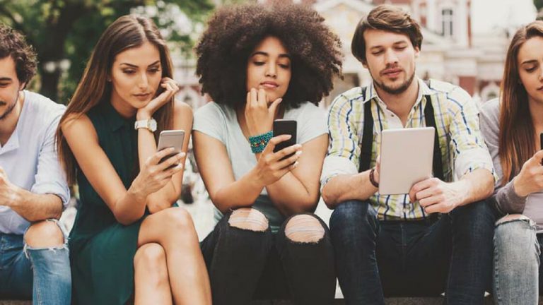 Instagram ve Facebook kullanıcıları arasında 53 yaş var