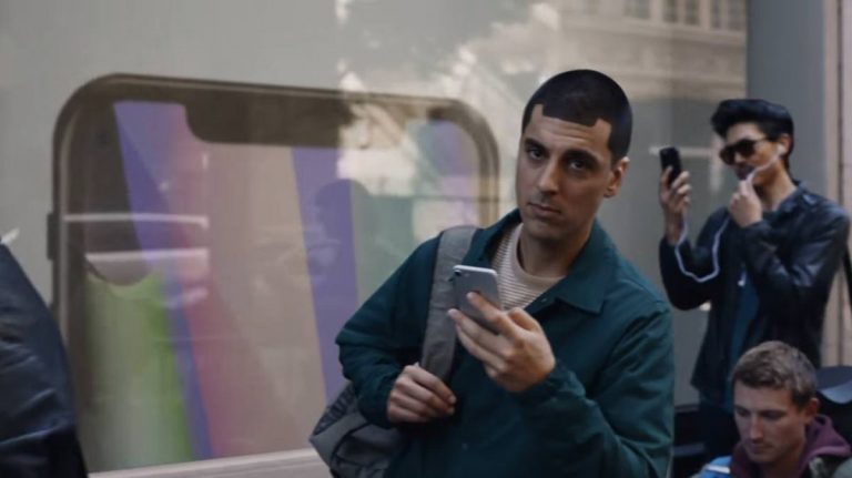 Samsung Apple’a gönderme yaptığı reklamı sildi!