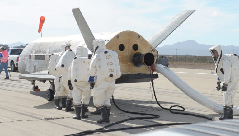 ABD’nin gizemli uçağı dünyaya dönmek bilmiyor!