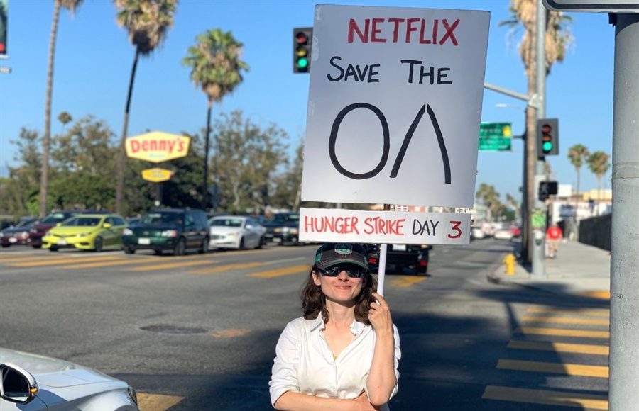 Genç kadın Netflix önünde açlık grevine başladı!