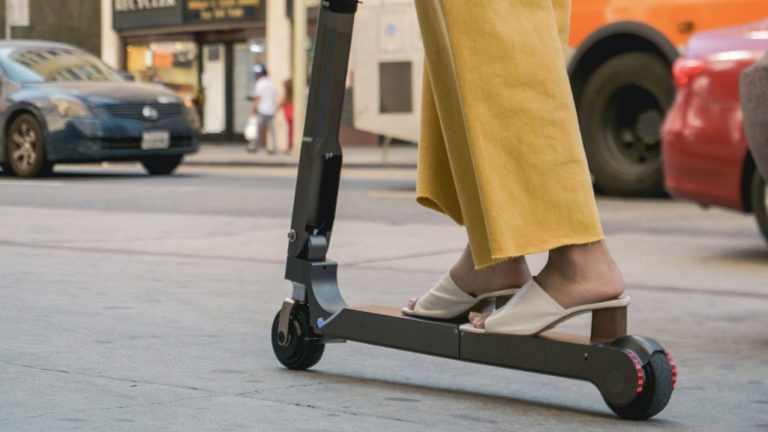 Hyundai üçe katlanan elektrikli scooter üretti