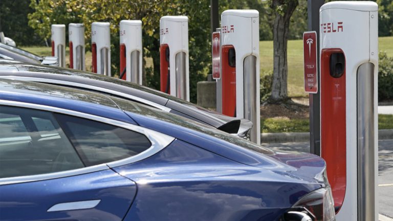 En büyük Tesla V3 Supercharger istasyonu kuruldu