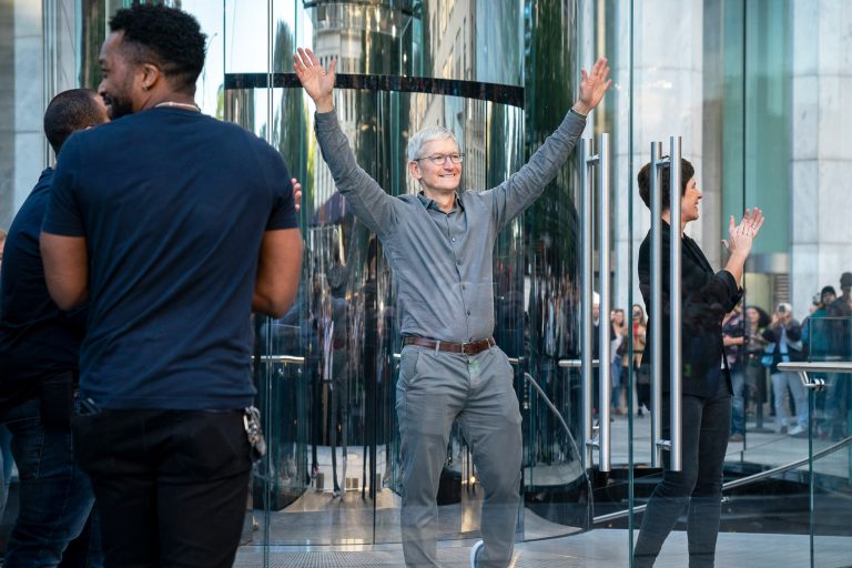 iPhone 11 için sıraya girenlere Tim Cook sürprizi